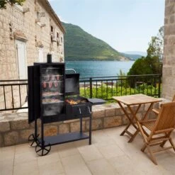 Fleischbrocken Holzkohlegrill Smoker Räucherofen BBQ-Grill Schwarz 10 Fleischbrocken Holzkohlegrill Smoker Räucherofen BBQ-Grill Schwarz -Heimladen 10030554 yy 0002 ambient Klarstein Fleischbrocken Holzkohlegrill Stahl